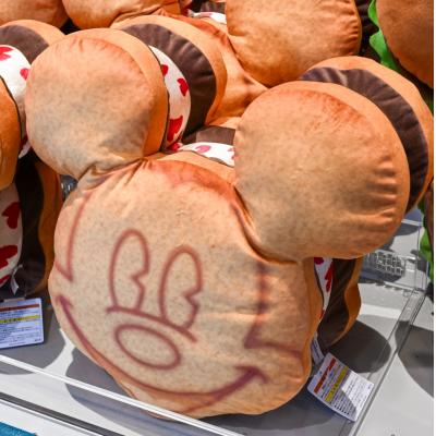 迪士尼樂園米奇冰淇淋夾心餅乾抱枕-10月中出貨 預購