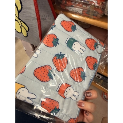 Miffy米菲兔鋪棉滿版拉錬袋 特價(VIP下標限定請勿自行下單)