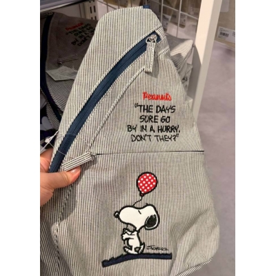 Snoopy史努比細直條紋刺繡斜肩包