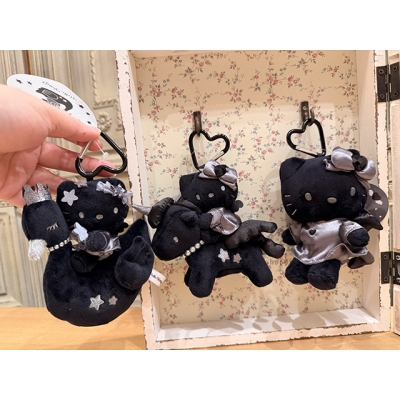 Sanriokitty 黑銀天使系列登山扣絨毛吊飾 特價