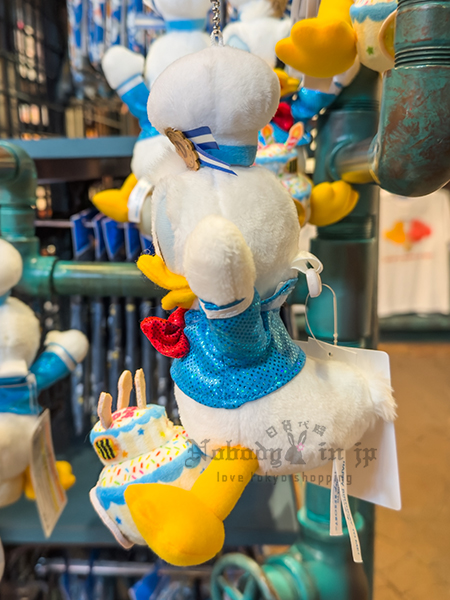 東京ディズニーランド“ドナルドダックお誕生日2024”グッズ_ぬいぐるみバッジ_サイド 拷貝.jpg