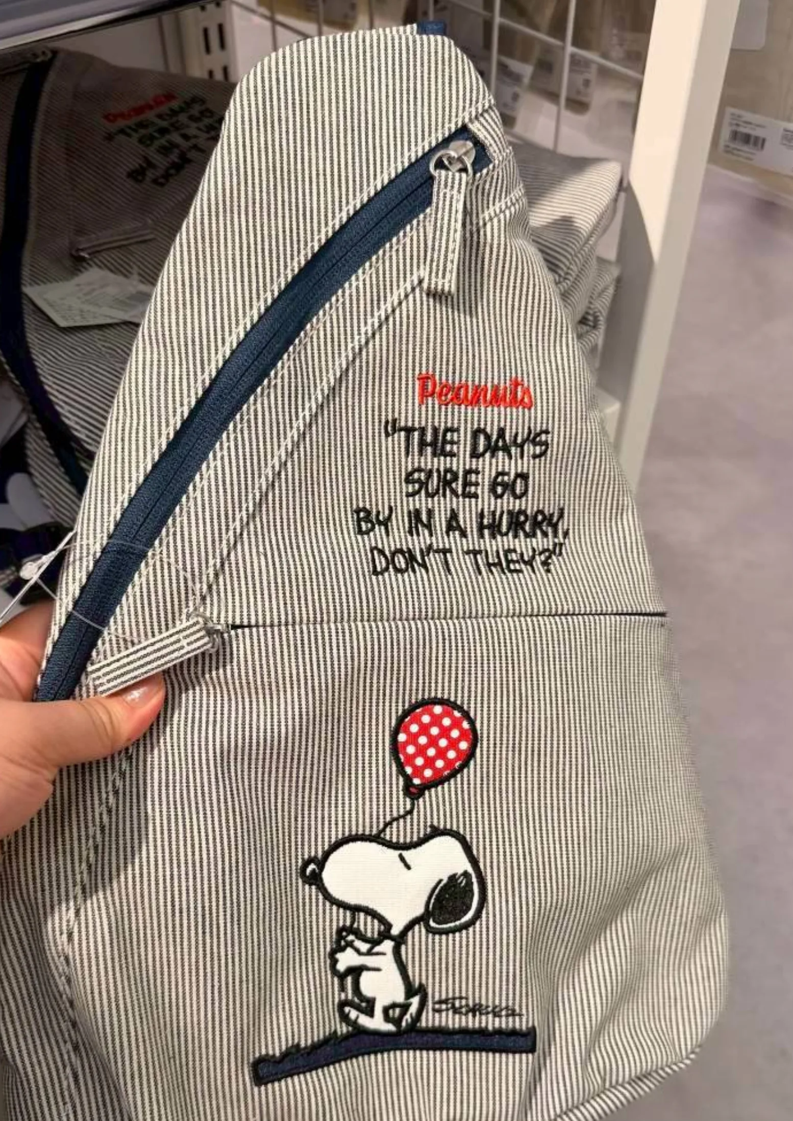 Snoopy史努比細直條紋刺繡斜肩包