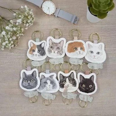 FLOWERING猫咪刺繡小魚伸縮繩吊飾 特價