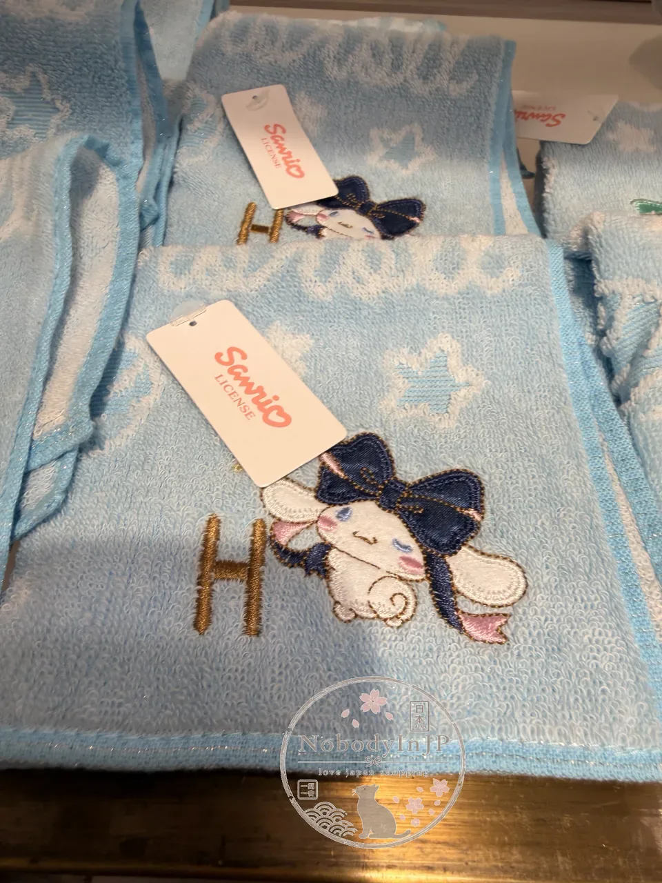 Sanrio伊勢丹期間限定展絲帶與字母刺繡方巾
