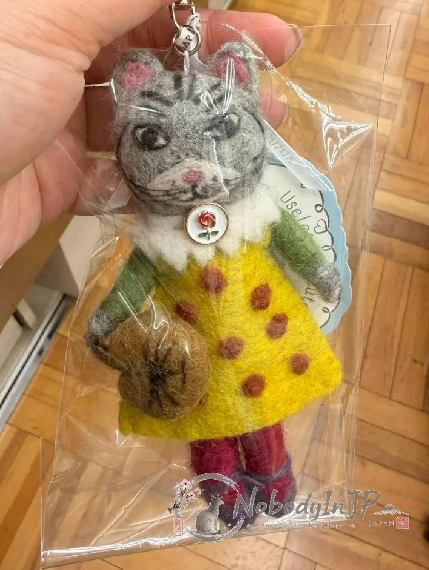 Kusuguru洋装貓咪刺繡羊毛氈吊飾 特價