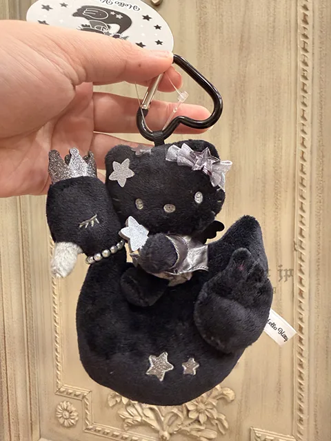 Sanriokitty 黑銀天使系列登山扣絨毛吊飾 特價