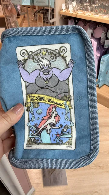 THREEPPY x disney書本造型拉鍊包