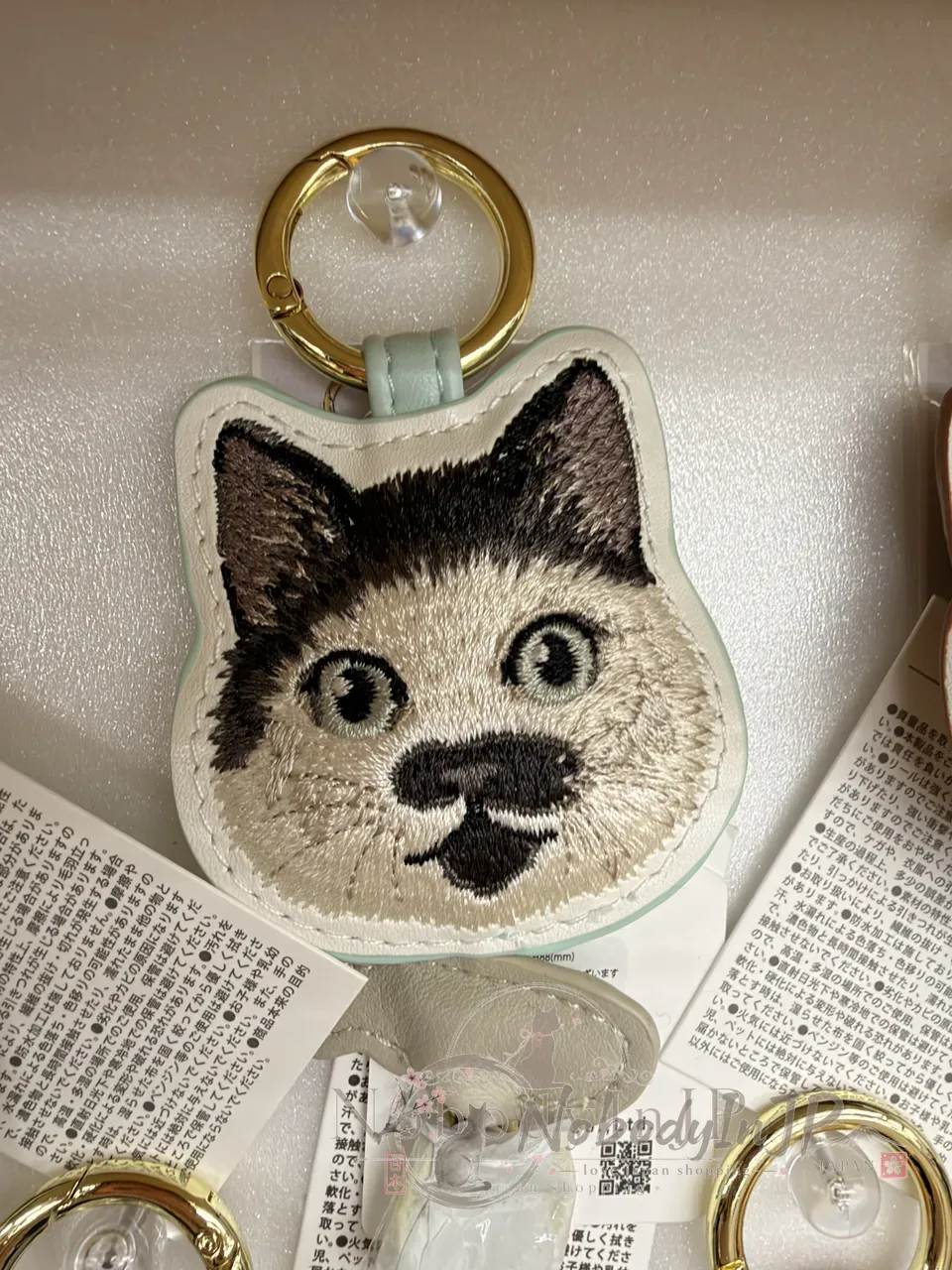 FLOWERING猫咪刺繡小魚伸縮繩吊飾 特價