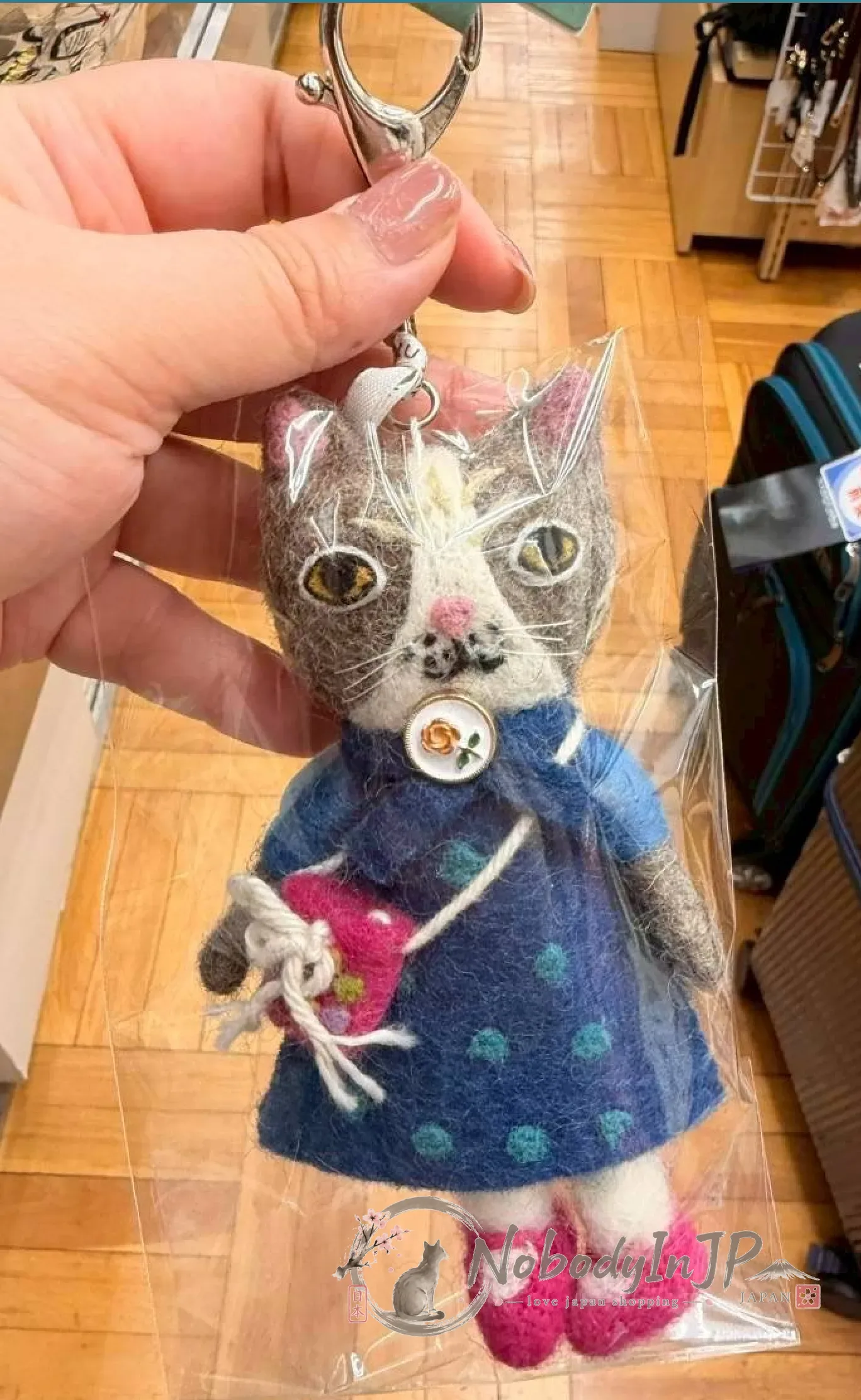 Kusuguru洋装貓咪刺繡羊毛氈吊飾 特價