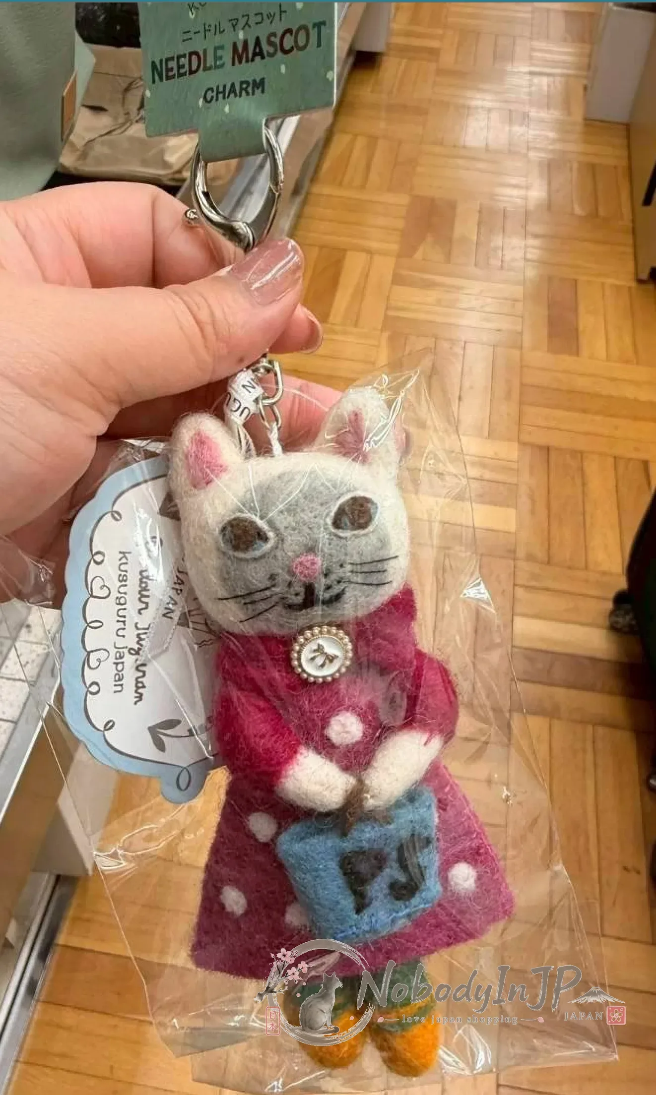 Kusuguru洋装貓咪刺繡羊毛氈吊飾 特價