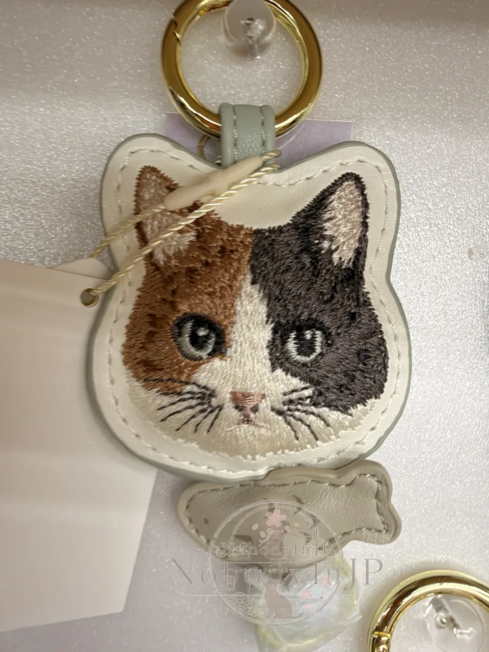 FLOWERING猫咪刺繡小魚伸縮繩吊飾 特價